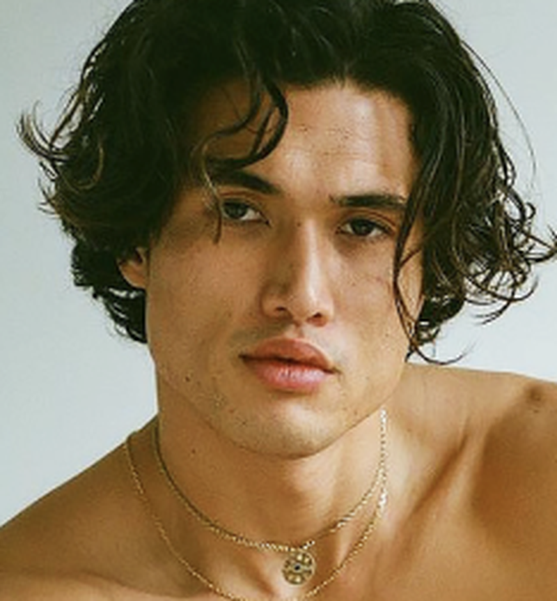 Charles Melton - Foto 1