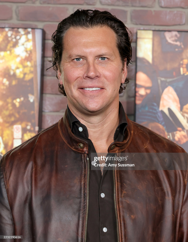 Hayes MacArthur - Foto 1
