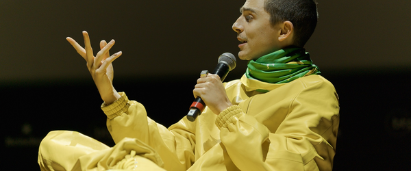 Hugo Calderano presenteia Timothée Chalamet com raquete autografada