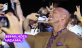 Dwayne Johnson nadando no dinheiro