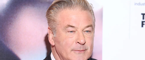 Alec Baldwin lacrando em cima de Elon Musk