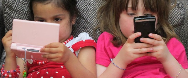 Filme mostra efeitos de TVs e celulares sobre o cérebro de crianças