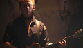 Rupert Grint e baterista do Foo Fighters estão em novas fotos e pôsteres de CBGB