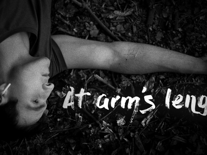 Foto 1 de At Arm's Length