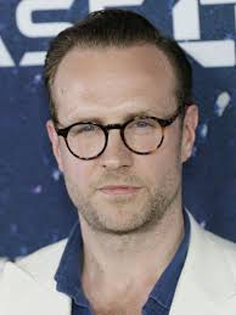 Rafe Spall - Foto 3