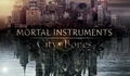 Lily Collins apresenta “Os Instrumentos Mortais: Cidade dos Ossos” em novo vídeo