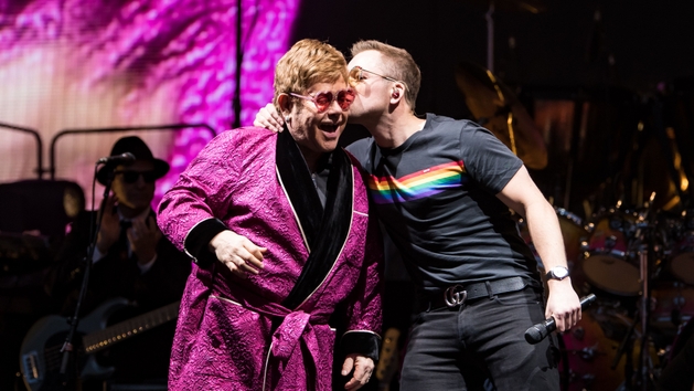 Taron Egerton e Elton John emocionam fãs em Show no Reino Unido