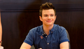 Chris Colfer comenta possível retorno em reboot de Glee
