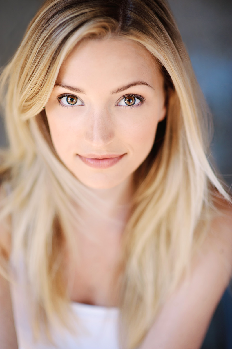 Brianne Howey - Foto 1
