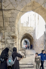 Aqui as Crianças não brincam Juntas (Here Children Do Not Play Together)