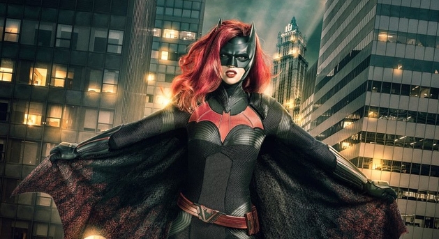 Ruby Rose mostra de perto o uniforme da Batwoman, veja