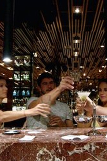 Poster de Episódio Last Night in Paradise (2020)
