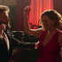 Charlize Theron surpreende Seth Rogen em trailer de Casal Improvável
