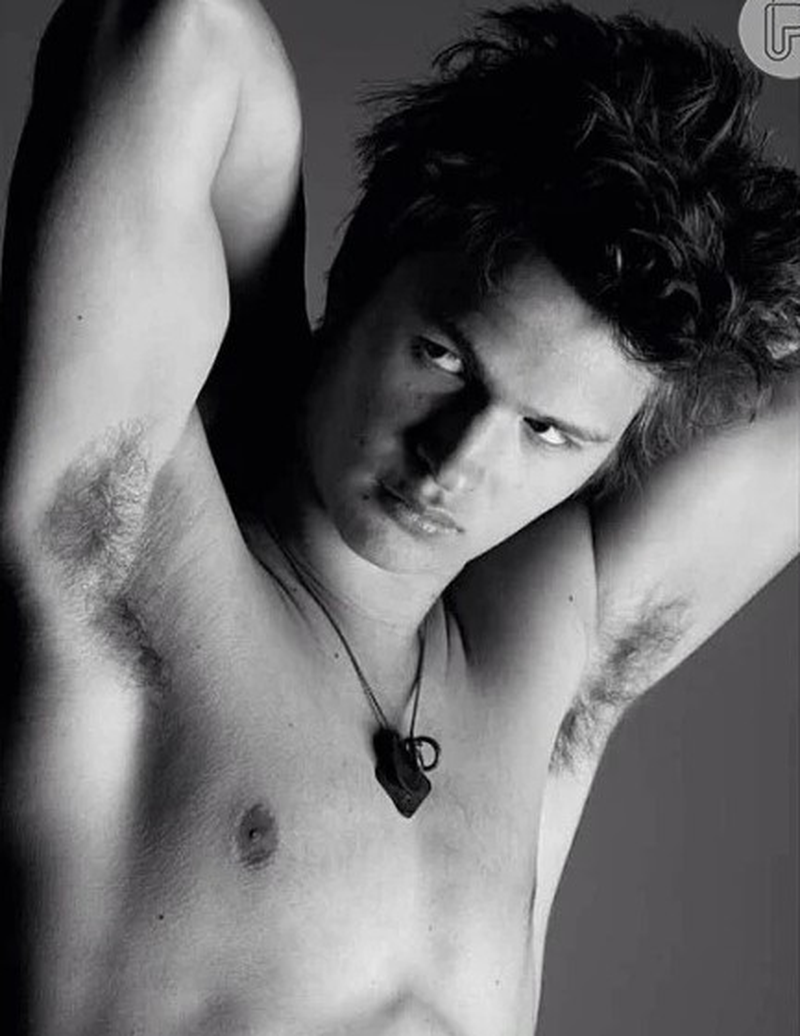 Ansel Elgort - Foto 1