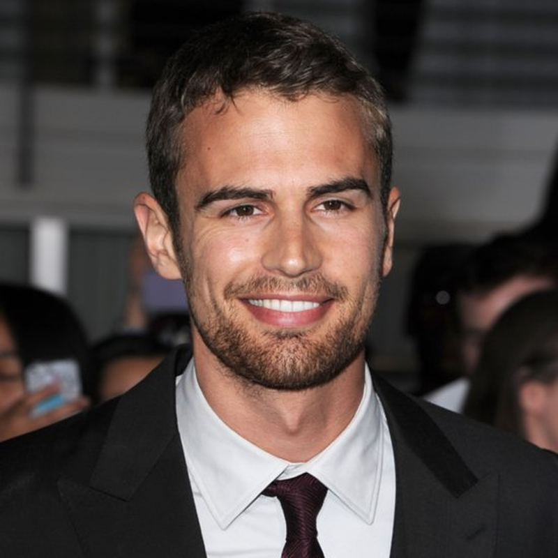 Theo James - Foto 5