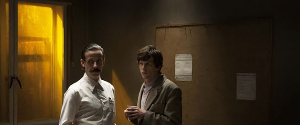 Veja as primeiras imagens da dramédia The Double, com Jesse Eisenberg | Cinema com Rapadura