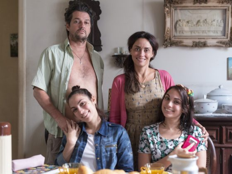 Foto 1 de De Perto Ela Não É Normal