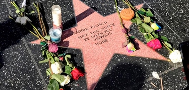 Carrie Fisher é homenageada pelos fãs e ganha estrela na calçada da fama
