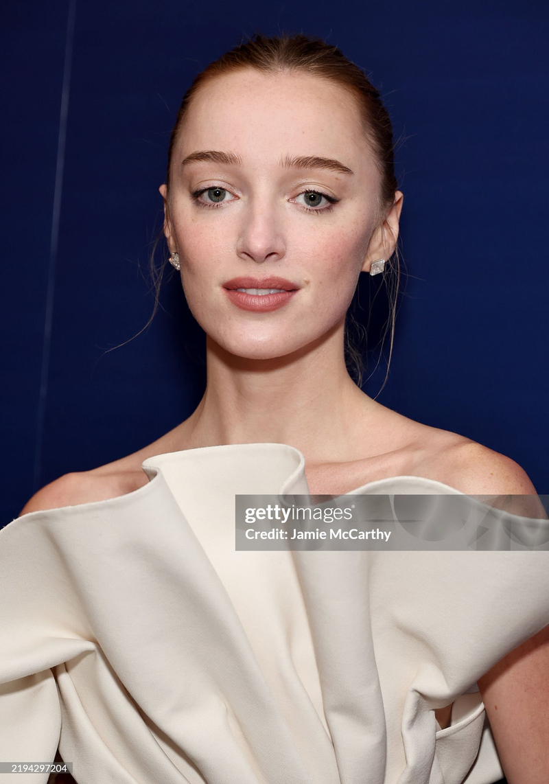 Phoebe Dynevor - Foto 1
