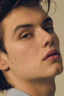 Louis Partridge - Poster 1