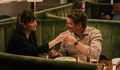 Dakota Johnson se vê dividida entre Chris Evans e Pedro Pascal em trailer de Amores Materialistas