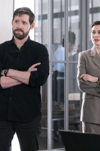Poster de Episódio Glimmers and Ghosts (2023)