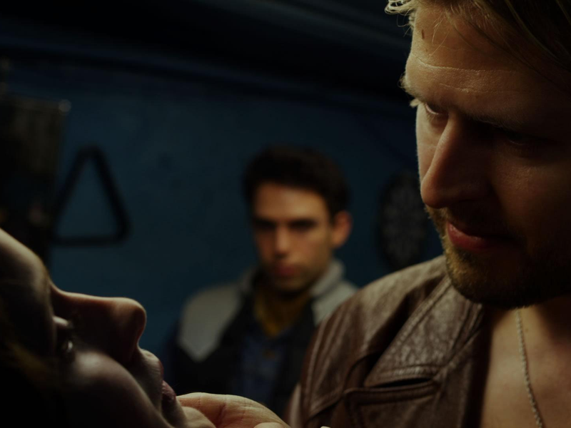 Foto 1 de Coming Up Roses 