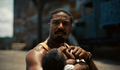 Michael B. Jordan celebra primeira vitória no Actor Awards e dedica prêmio à mãe