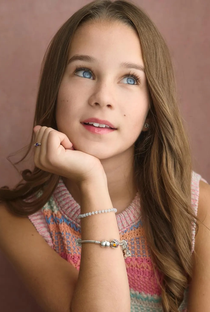 Alisha Weir - Poster 1