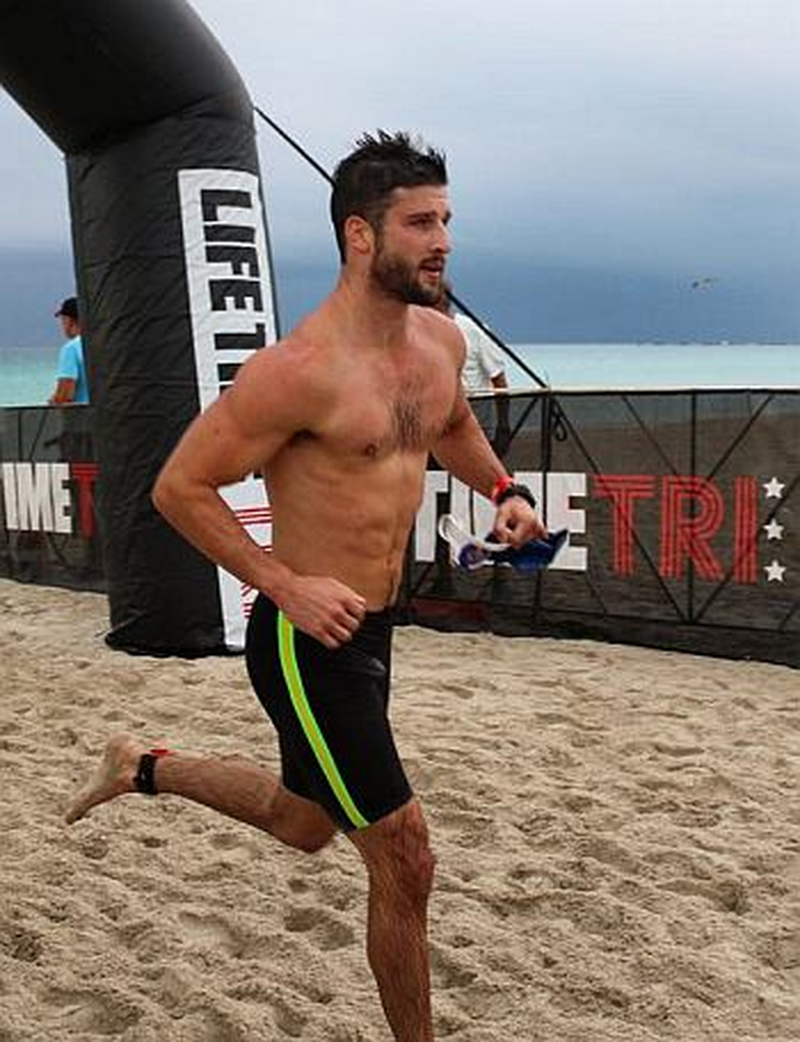 Parker Young - Foto 1