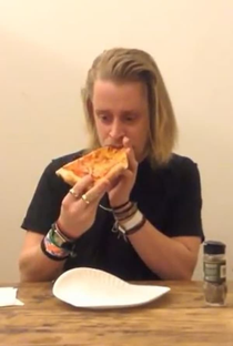 Macaulay Culkin Eating a Slice of Pizza - Poster / Capa / Cartaz - Oficial 1