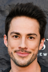 Michael Trevino (I)