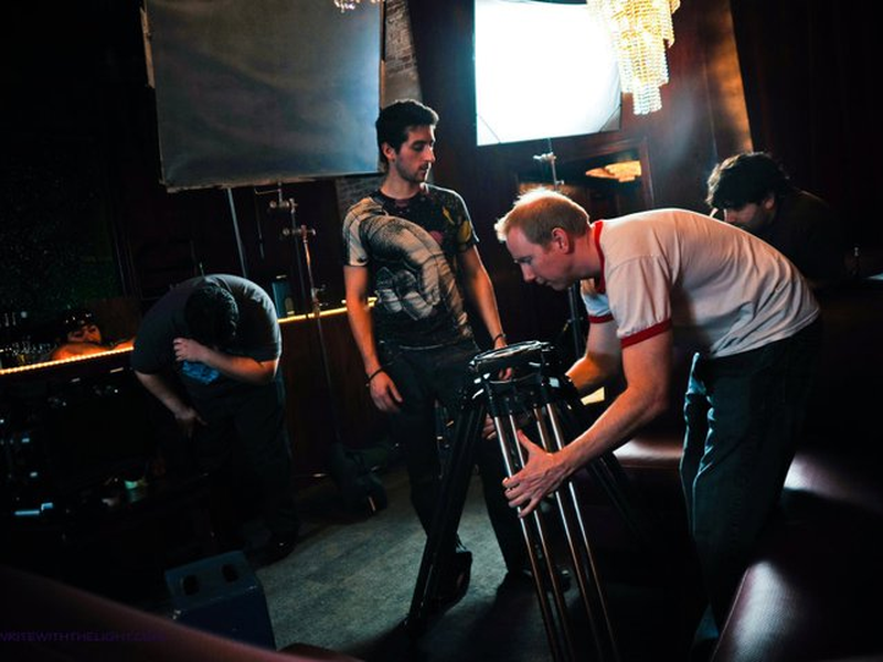 Foto 1 de Carlos Spills the Beans