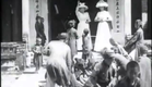 Auguste & Louis Lumière: Enfants annamites ramassant des sapèques devant la pagode des dames (1900)