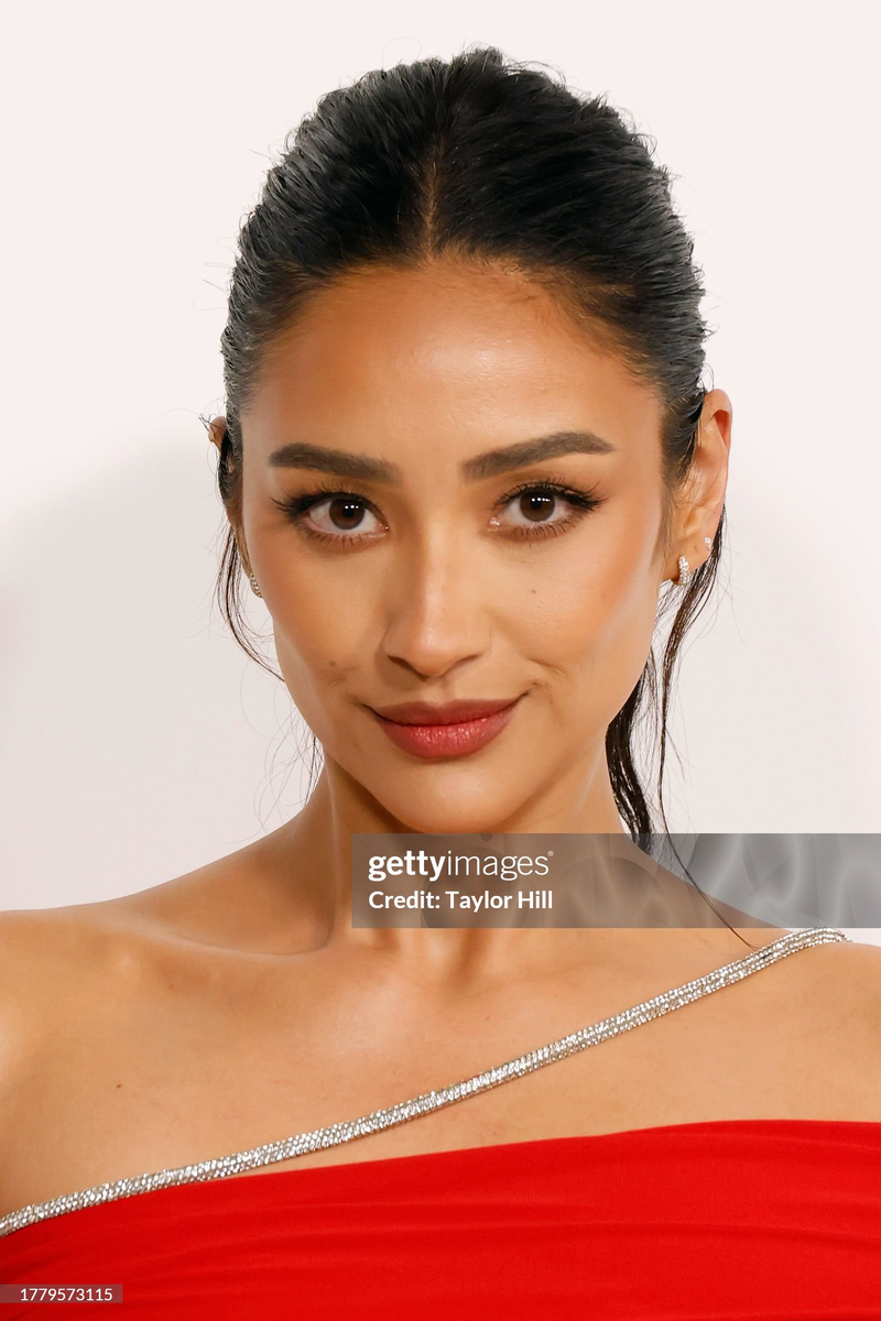 Shay Mitchell - Foto 1