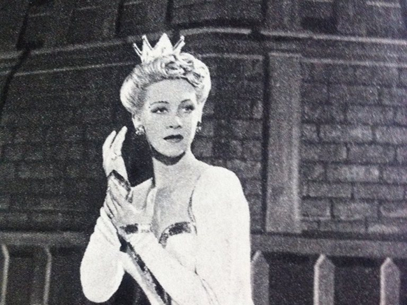 Foto 6 de Dançarina Loura