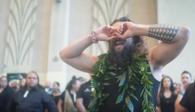 Jason Momoa se emociona na estreia de Aquaman no Havaí