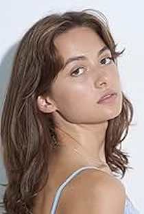 Chloe Avakian - Poster 1