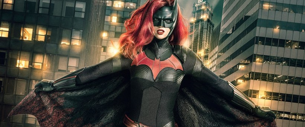 Ruby Rose mostra de perto o uniforme da Batwoman, veja
