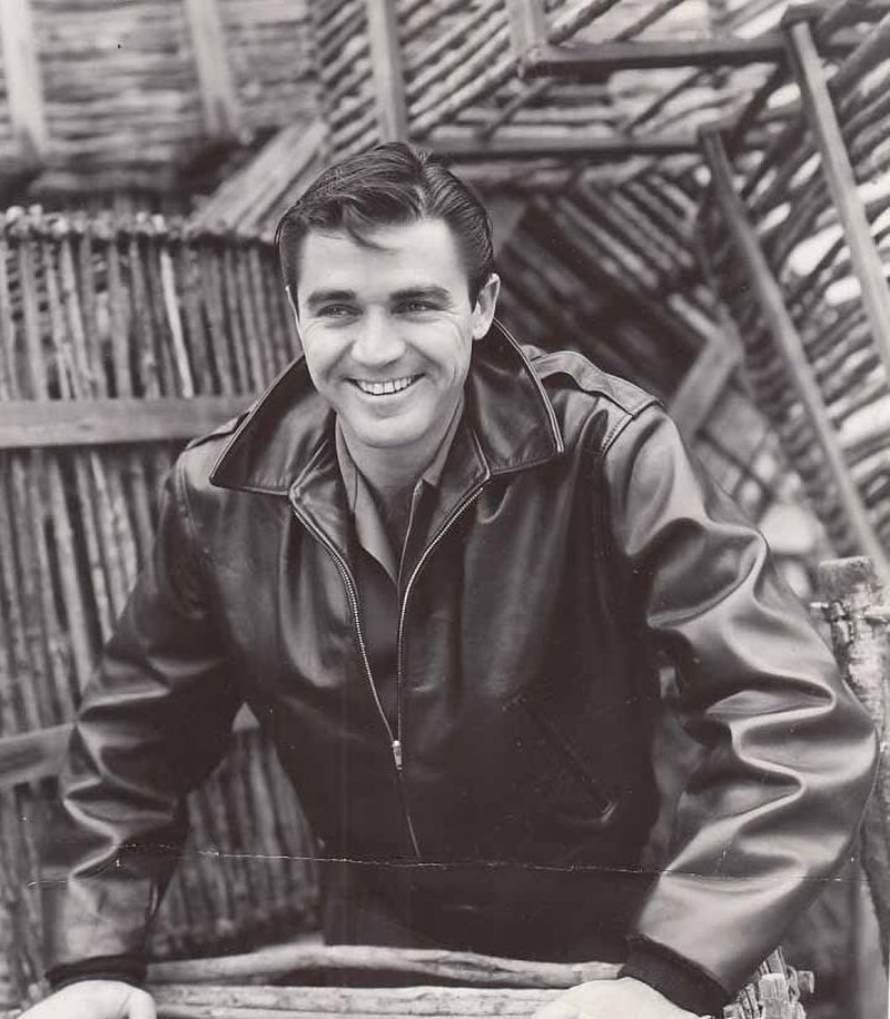 Steve Cochran (I) - Foto 2