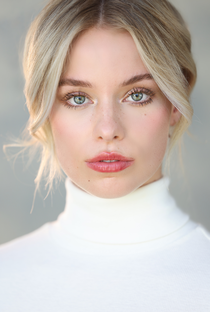Elle Chapman - Poster 1