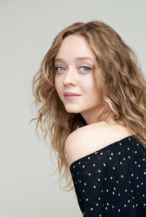 Madeleine Arthur - Poster 1