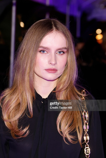 Olivia DeJonge - Poster 1