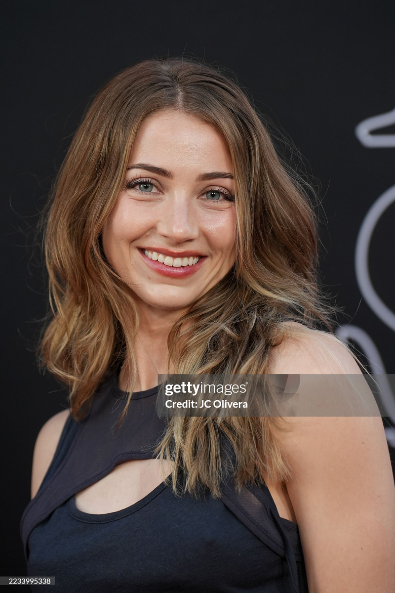 Emily Rudd - Foto 1