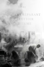 Ouvriers réparant un trottoir en bitume (Ouvriers réparant un trottoir en bitume)