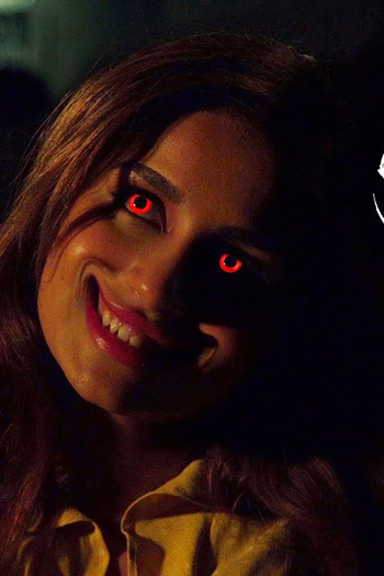  de Curta Smiling Woman 3 (2021)