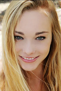 Kelsey Batelaan - Poster 1