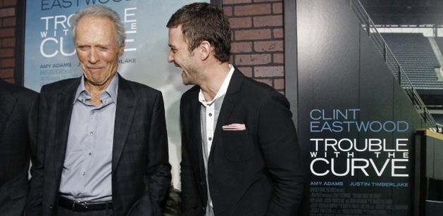 Clint Eastwood fala sobre as dificuldades de atuar e dirigir em "Curvas da Vida"