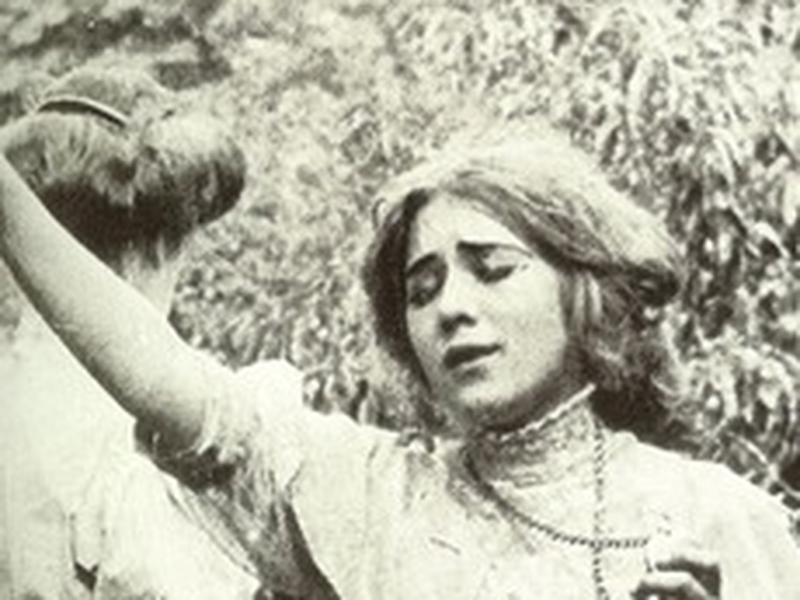 Foto 1 de The Broken Locket