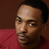 Anthony Mackie fala sobre “a morte da masculinidade americana” e sobre alcançar o sucesso.